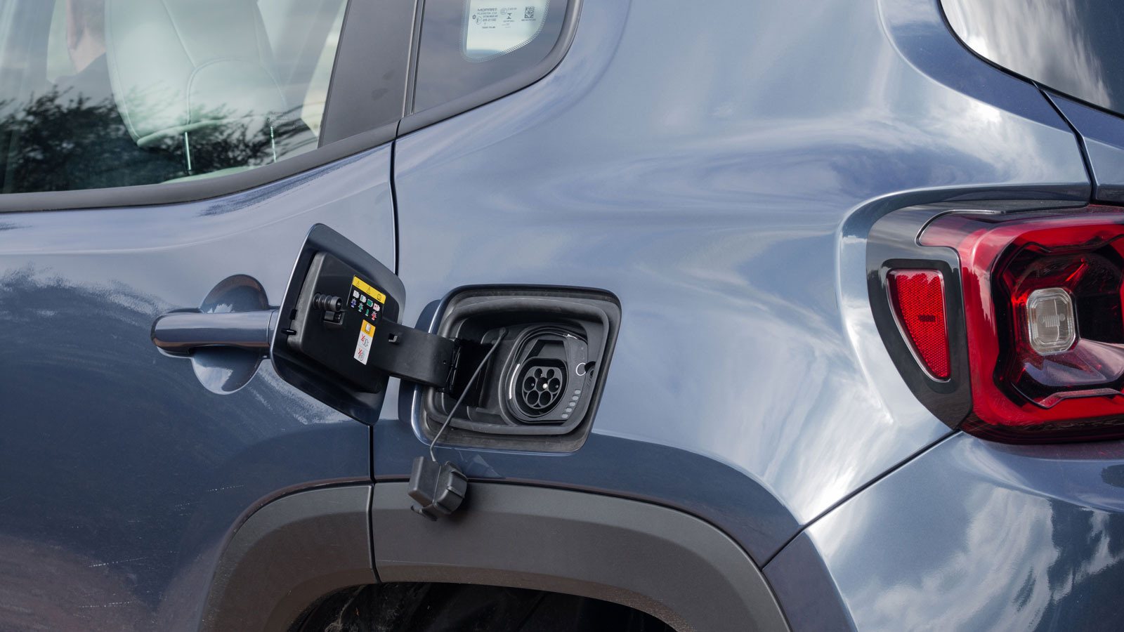  Jeep Renegade 4xe: Μόλις 1,9 λτ./100 χλμ και 190 ίππους